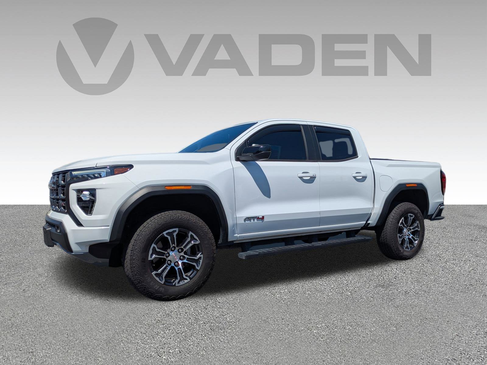 2024 GMC Canyon 4WD AT4 Crew Cab Short Box's photo