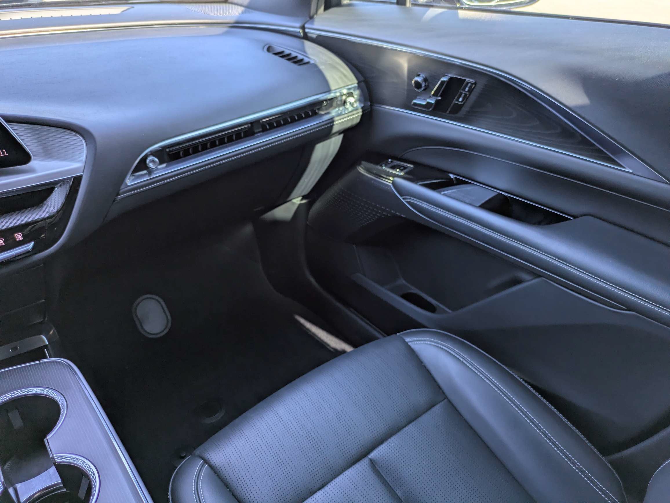 2024 Cadillac LYRIQ Luxury 1